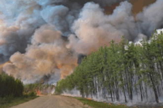 Miles huyen de sus hogares por los incendios forestales en Canadá