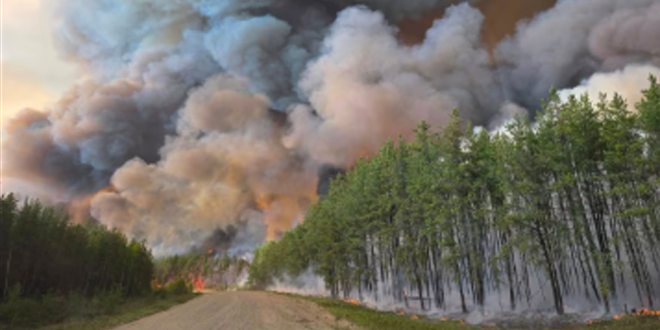 Miles huyen de sus hogares por los incendios forestales en Canadá