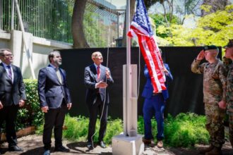 Departamento de Estado califica de histórico el izamiento de la bandera estadounidense por primera vez desde 2012 sobre la residencia del embajador en Damasco