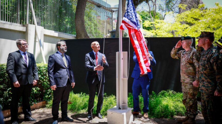 Departamento de Estado califica de histórico el izamiento de la bandera estadounidense por primera vez desde 2012 sobre la residencia del embajador en Damasco