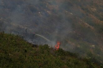 Equipos de bomberos luchan para controlar incendios forestales