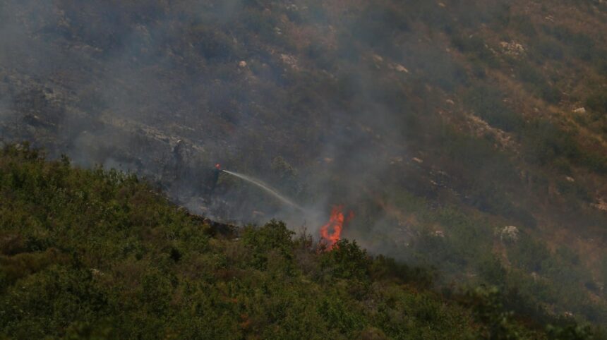 Equipos de bomberos luchan para controlar incendios forestales