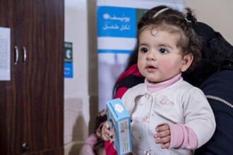KSrelief y UNICEF unen refuerzos contra la desnutrición en Siria El Centro Rey Salman para el Socorro y la Ayuda Humanitaria (KSrelief) reforzó su compromiso con la lucha contra la desnutrición infantil y materna en Siria. En colaboración con UNICEF, KSrelief financió programas alimentarios cruciales en la provincia siria de Hama, en el centro del país. Más de 19.600 madres y niños se han beneficiado a través de clínicas fijas y equipos móviles, según publicó el Centro en la plataforma X. Además, una campaña de sensibilización ha capacitado a 12.000 cuidadores sobre las mejores prácticas de nutrición infantil. Estas iniciativas forman parte de un amplio esfuerzo humanitario de KSrelief en Siria, que abarca alimentación, salud y educación.