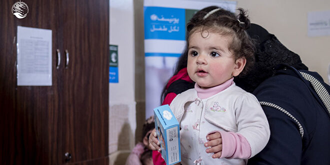KSrelief y UNICEF unen refuerzos contra la desnutrición en Siria El Centro Rey Salman para el Socorro y la Ayuda Humanitaria (KSrelief) reforzó su compromiso con la lucha contra la desnutrición infantil y materna en Siria. En colaboración con UNICEF, KSrelief financió programas alimentarios cruciales en la provincia siria de Hama, en el centro del país. Más de 19.600 madres y niños se han beneficiado a través de clínicas fijas y equipos móviles, según publicó el Centro en la plataforma X. Además, una campaña de sensibilización ha capacitado a 12.000 cuidadores sobre las mejores prácticas de nutrición infantil. Estas iniciativas forman parte de un amplio esfuerzo humanitario de KSrelief en Siria, que abarca alimentación, salud y educación.